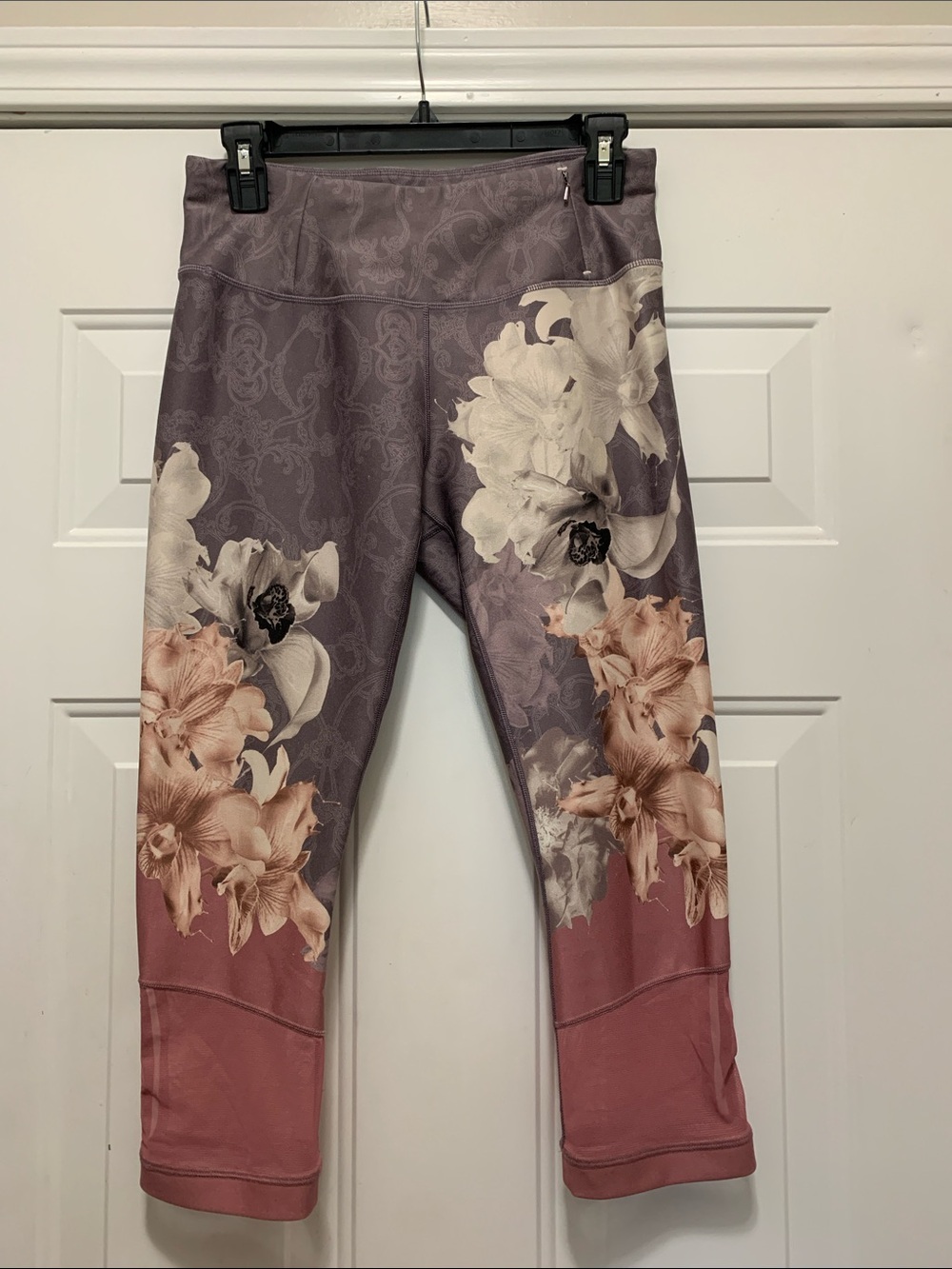 3/$15 CALIA by Carrie Underwood Floral Capri Leggings Size Medium
